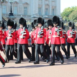 Uma tradição para os ingleses e os turistas: A troca de guardas em Londres